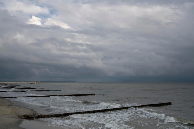 Uitzicht op de Oostzee tegen de avondrood Zelenogradsk Kaliningrad regio Rusland