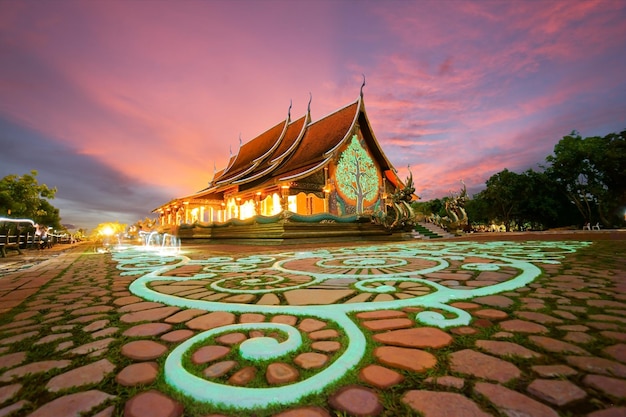 Uitzicht op de oppervlakte van de tempel verlicht bij zonsondergang
