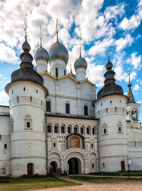 Foto uitzicht op de opstandingskerk vanaf het kathedraalplein in het kremlin in rostov de grote