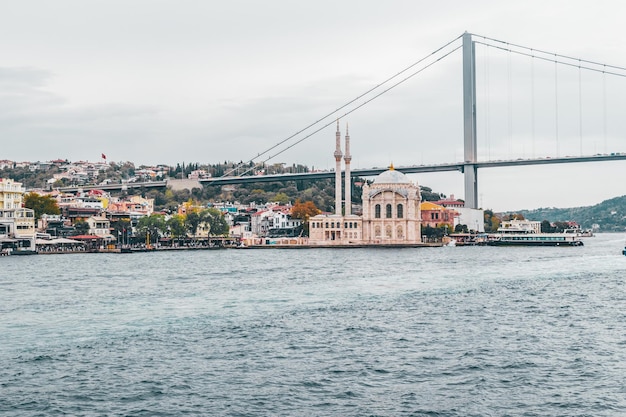 Uitzicht op de Ortakoy-moskee in Istanbul