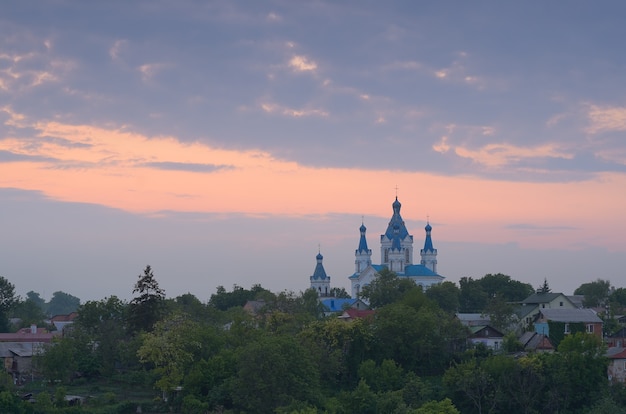 Uitzicht op de orthodoxe kerk St Georges in Kamianets Podilskyi Oekraïne