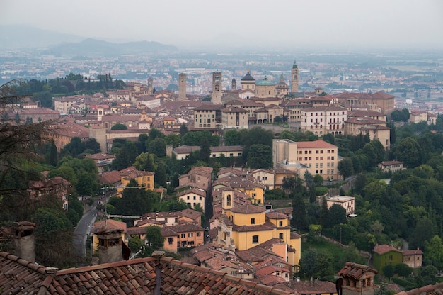 Uitzicht op de oude binnenstad van Bergamo vanaf de heuvel San Vigilio. Italië