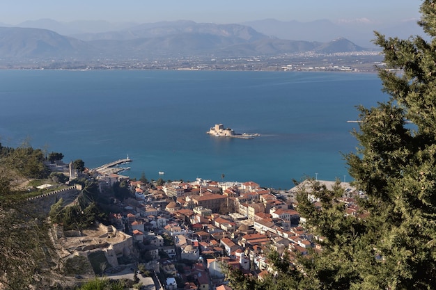 Uitzicht op de oude historische stad Nafplion Fort Palamidi zee en de oude kust Bourtzi kasteel Griekenland Peloponnesos