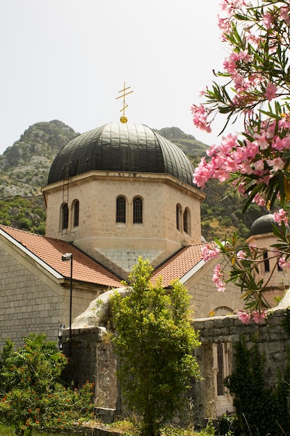 Uitzicht op de oude kerk en de bergen op een zomerdag Kotor Montenegro Locatie verticaal