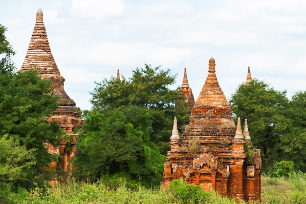Uitzicht op de oude pagodes in Bagan
