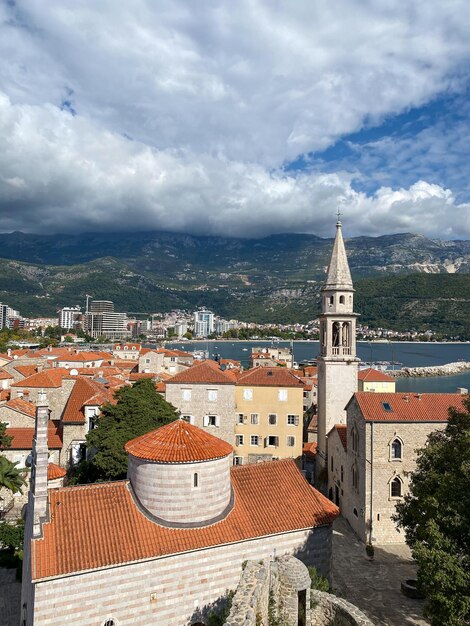 Uitzicht op de oude stad in Budva Montenegro