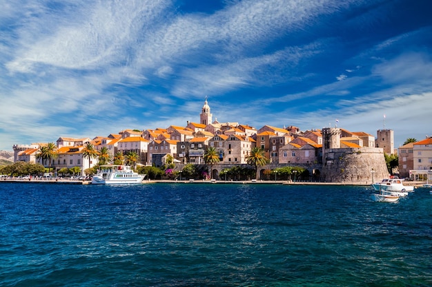 Uitzicht op de oude stad Korcula op het eiland Korcula, Kroatië