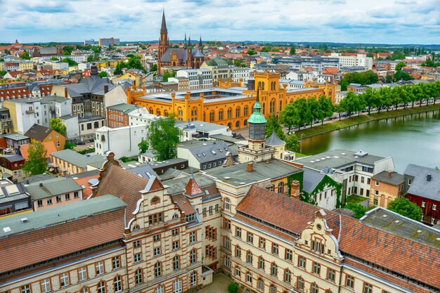 Foto uitzicht op de oude stad paul kerk en een historisch arsenaal gebouw in schwerin duitsland