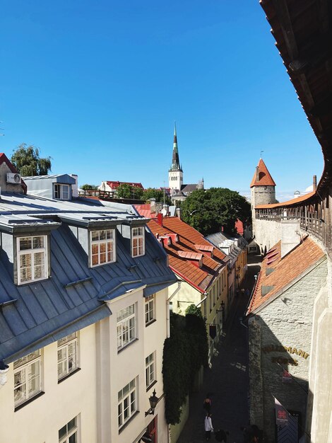 Uitzicht op de oude stad van Tallinn vanaf de vestingmuur