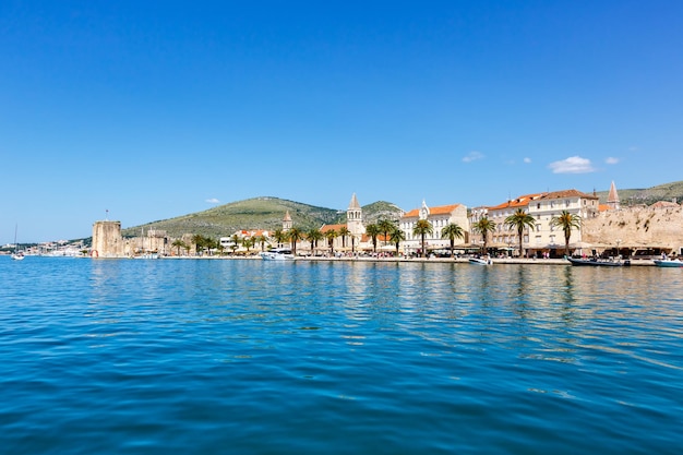 Uitzicht op de oude stad van Trogir aan de Middellandse Zee vakantie reizen in Kroatië