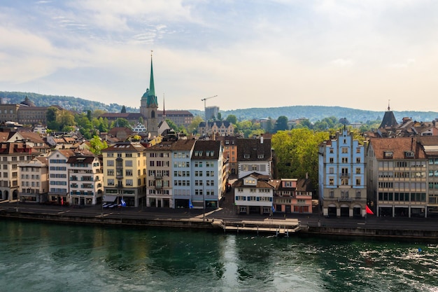 Uitzicht op de oude stad Zürich en de rivier de Limmat vanaf de heuvel Lindenhof in Zwitserland