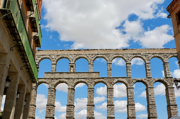 Uitzicht op de oude structuur van het aquaduct vanaf de straat van het oude centrum van Segovia, Spanje