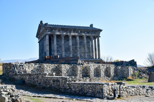 Uitzicht op de oude tempel met zuilen van Garni. Tempel tegen de blauwe lucht.