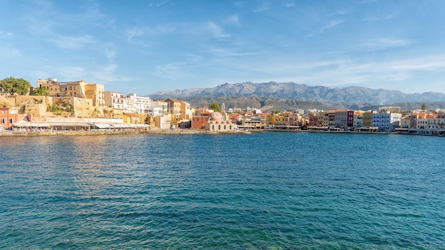 Uitzicht op de oude venetiaanse haven in de stad chania op het eiland kreta, griekenland.