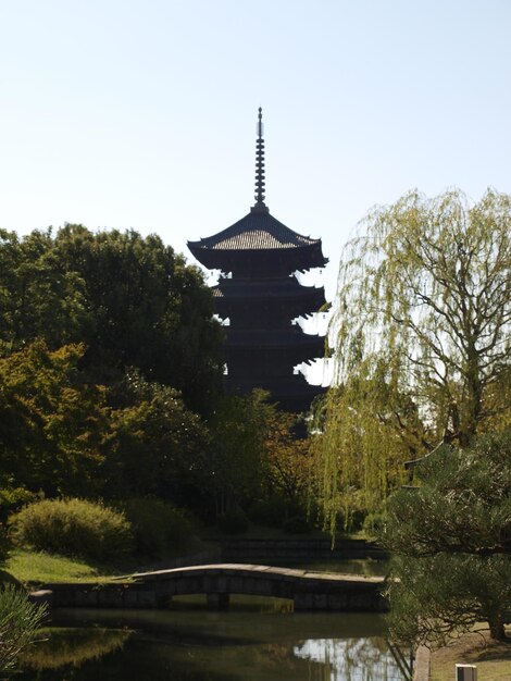 Uitzicht op de pagode tegen een heldere lucht