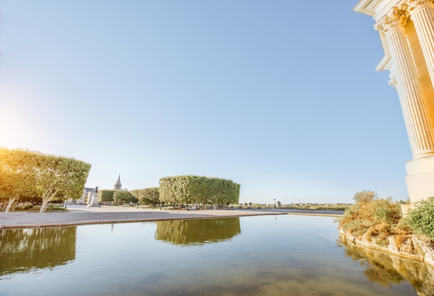 Uitzicht op de Peyrou-tuinen met fontein tijdens het ochtendlicht in de stad Montpellier in Zuid-Frankrijk