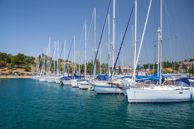 Uitzicht op de pier met jachten Marina Port Porec Schiereiland Istrië Kroatië Europa