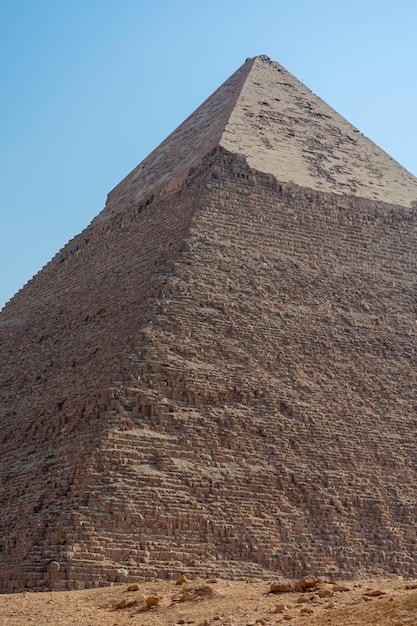 Uitzicht op de piramides in de gizeh-vallei op een zonnige dag