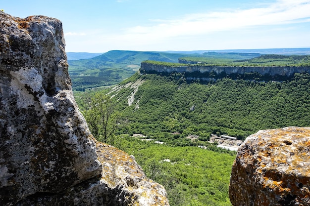 Uitzicht op de pittoreske Krim-bergen vanuit de grotstad TepeKermen in de zomer Krim