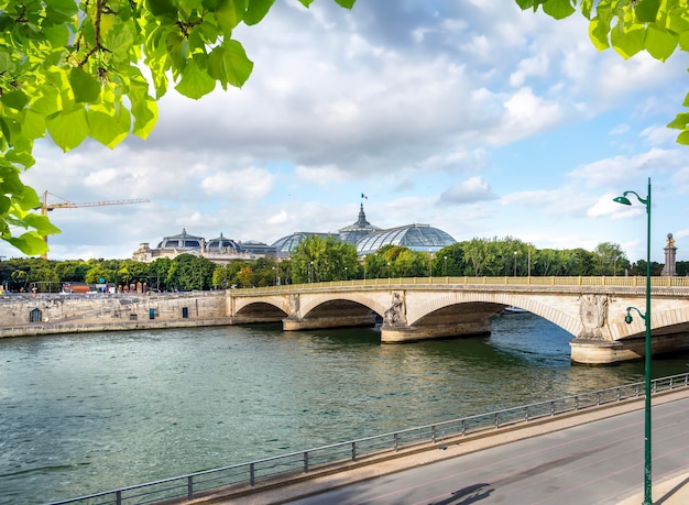 Uitzicht op de Pont Alexandre in Parijs