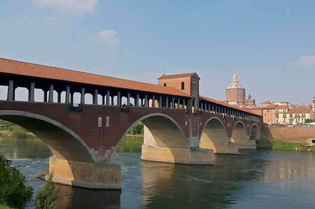 Uitzicht op de ponte coperto of ponte vecchio brug met de pavia kathedraal op de achtergrond