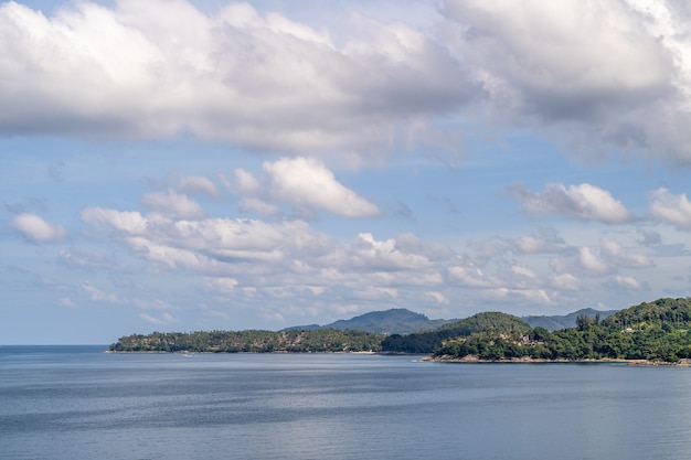 Uitzicht op de prachtige Andamanzee met pluizige wihte wolken in Phuket, Thailand