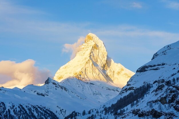 Uitzicht op de prachtige Matterhorn Peak met de gouden gloed van het zonlicht in de ochtend in Zermatt Village Zwitserland