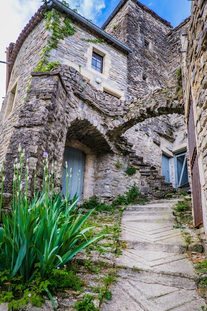 Uitzicht op de prachtige middeleeuwse huizen van het kleine historische dorpje Rochecolombe in Ardeche