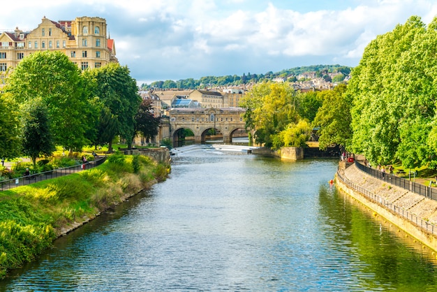 Uitzicht op de pulteney-brug in engeland