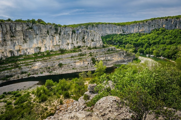 Uitzicht op de rivier de Ardèche en de canyon bij het dorpje Labeaume in Zuid-Frankrijk