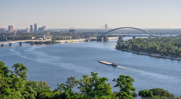 Uitzicht op de rivier de Dnjepr en de stad Kiev, Oekraïne, vanaf de voetgangersbrug op een zonnige zomerochtend