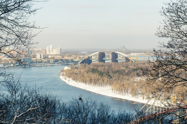 Uitzicht op de rivier de Dnjepr en overbrugt de stad