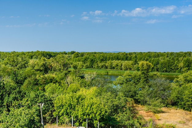 Uitzicht op de rivier de Dnjepr in de zomer