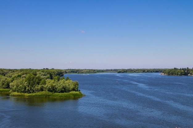 Uitzicht op de rivier de Dnjepr in Oekraïne