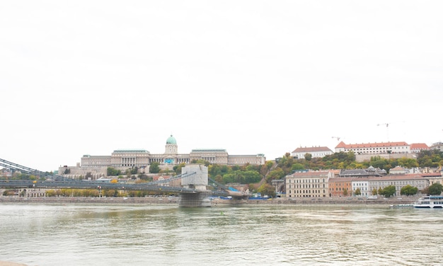 Uitzicht op de rivier de Donau en het Koninklijk Paleis.