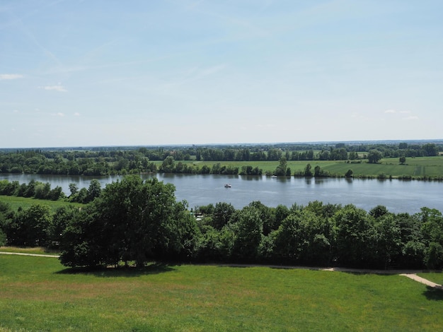 Uitzicht op de rivier de Donau in Donaustauf