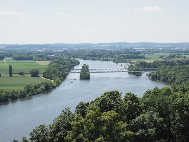 Uitzicht op de rivier de Donau in Donaustauf