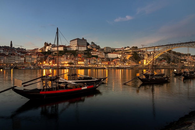 Uitzicht op de rivier de Douro en de stad Porto bij zonsondergang in de herfst in Portugal