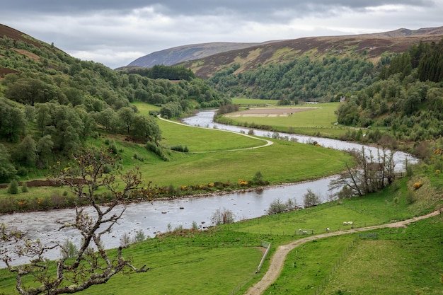 Uitzicht op de rivier de Findhorn in Schotland