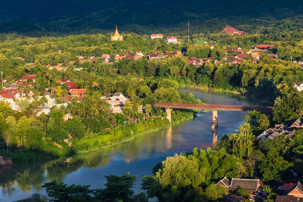 Uitzicht op de rivier de Khan in Luang Prabang, Laos met de omliggende stad