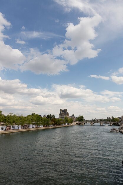 Uitzicht op de rivier de Seine onder een bewolkte hemel in Parijs, Frankrijk.