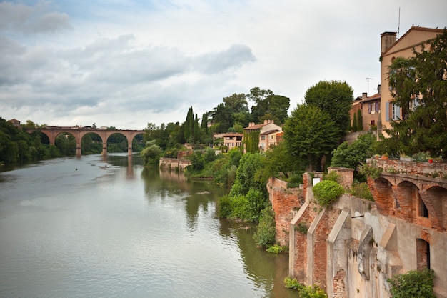 Uitzicht op de rivier de Tarn in Albi, Frankrijk. Horizontaal schot