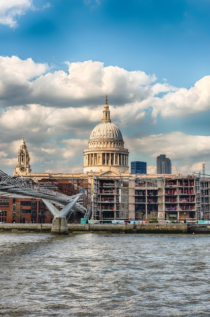 Uitzicht op de rivier de Theems en de Millennium Bridge Londen Engeland Uk