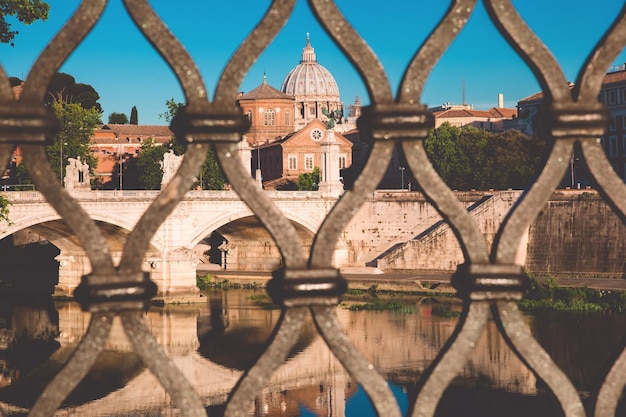 Uitzicht op de rivier de Tiber, de brug Vittorio Emanuele II en de Sint-Pietersbasiliek in de ochtend in Rome, Italië.