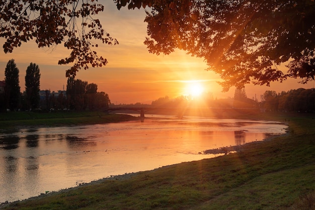 Uitzicht op de rivier de Uzh in Uzhhorod in warm zonsonderganglicht Oekraïne Europa Natuurlijke achtergrond