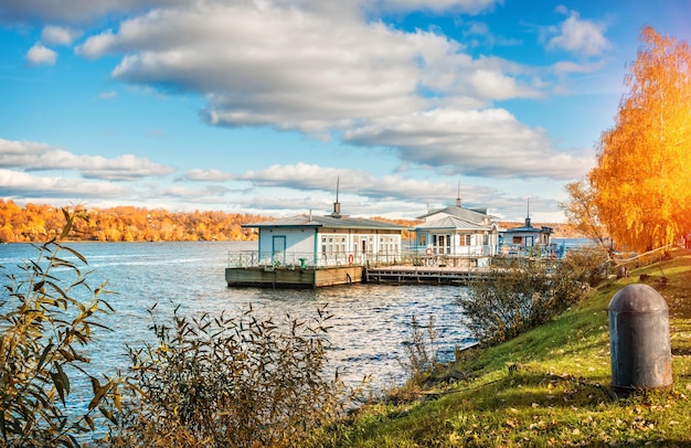 Uitzicht op de rivier de Wolga in Plyos en het houten gebouw van de pier op het water bij de kust