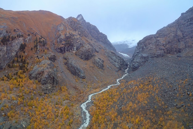Uitzicht op de rivier en de landschapsfuri-berg in het herfstseizoen vanaf de kabelbaan in zermatt, swiss