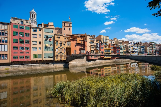 Uitzicht op de rivier en gekleurde huizen in Girona.