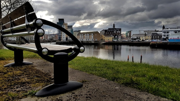 Foto uitzicht op de rivier in de stad tegen een bewolkte lucht