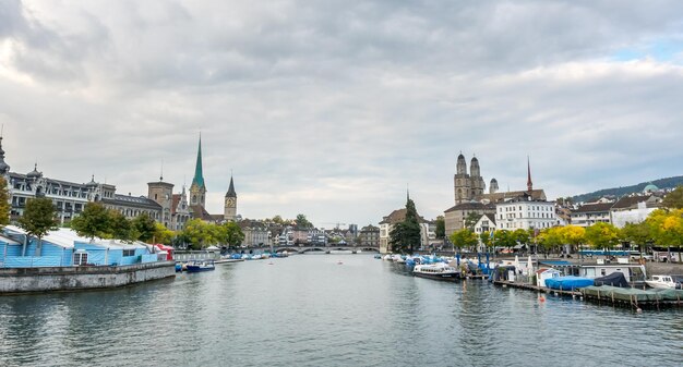 Uitzicht op de rivier met drie kerken in Zürich